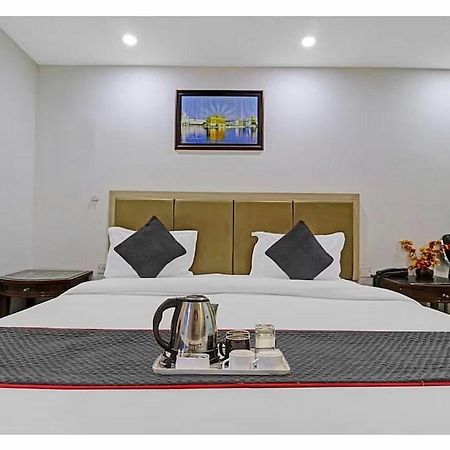Super Hotel O Mahal New Delhi Bagian luar foto