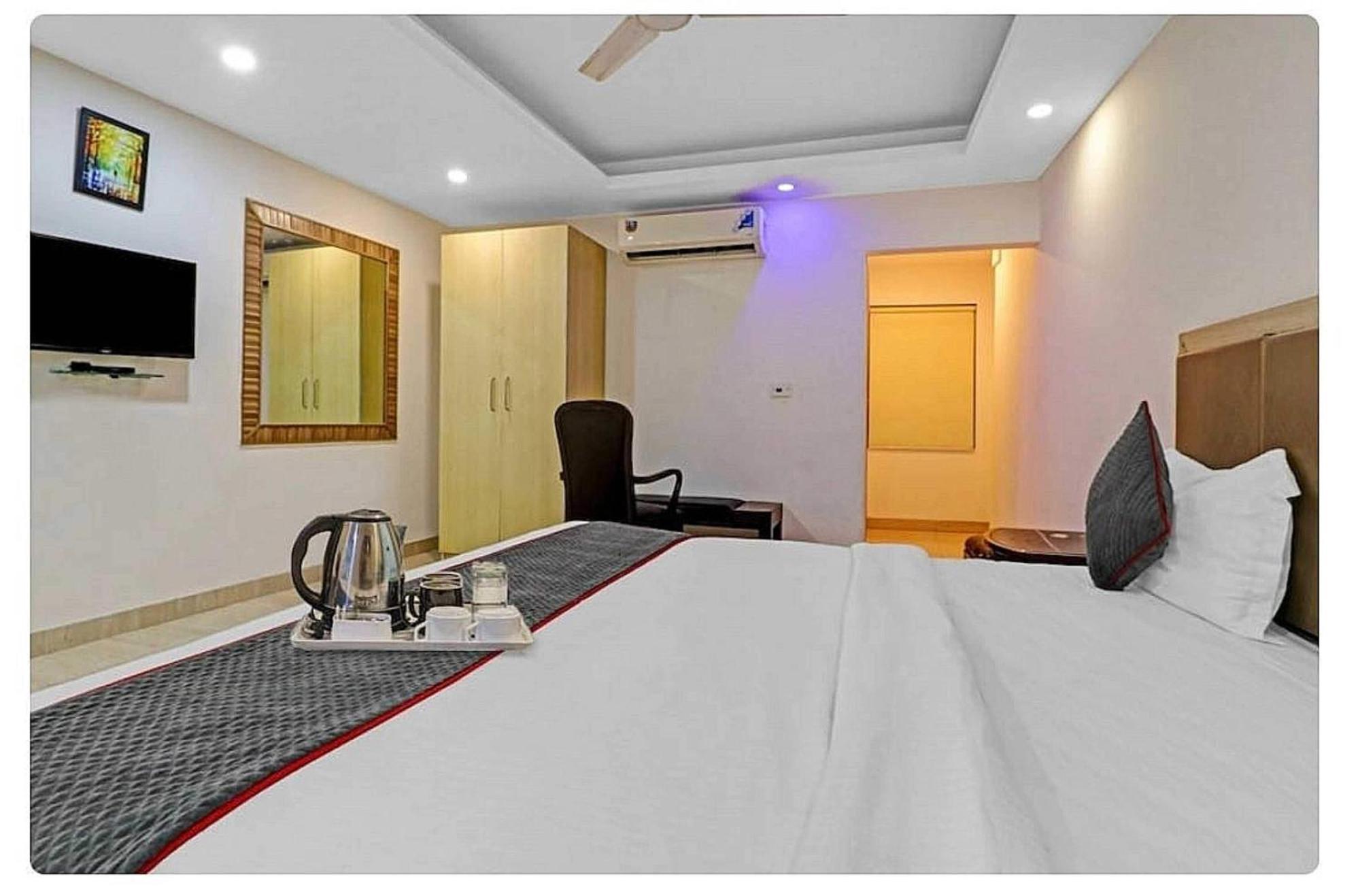 Super Hotel O Mahal New Delhi Bagian luar foto