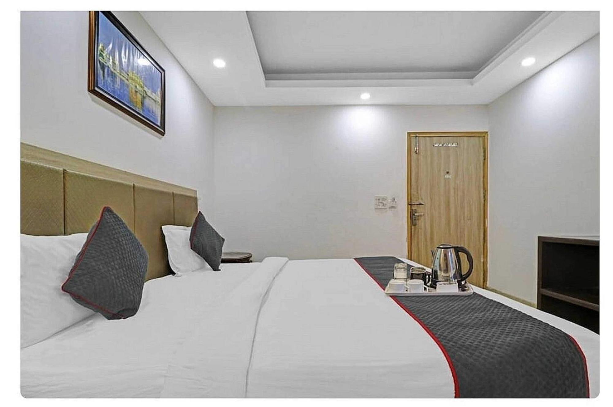 Super Hotel O Mahal New Delhi Bagian luar foto