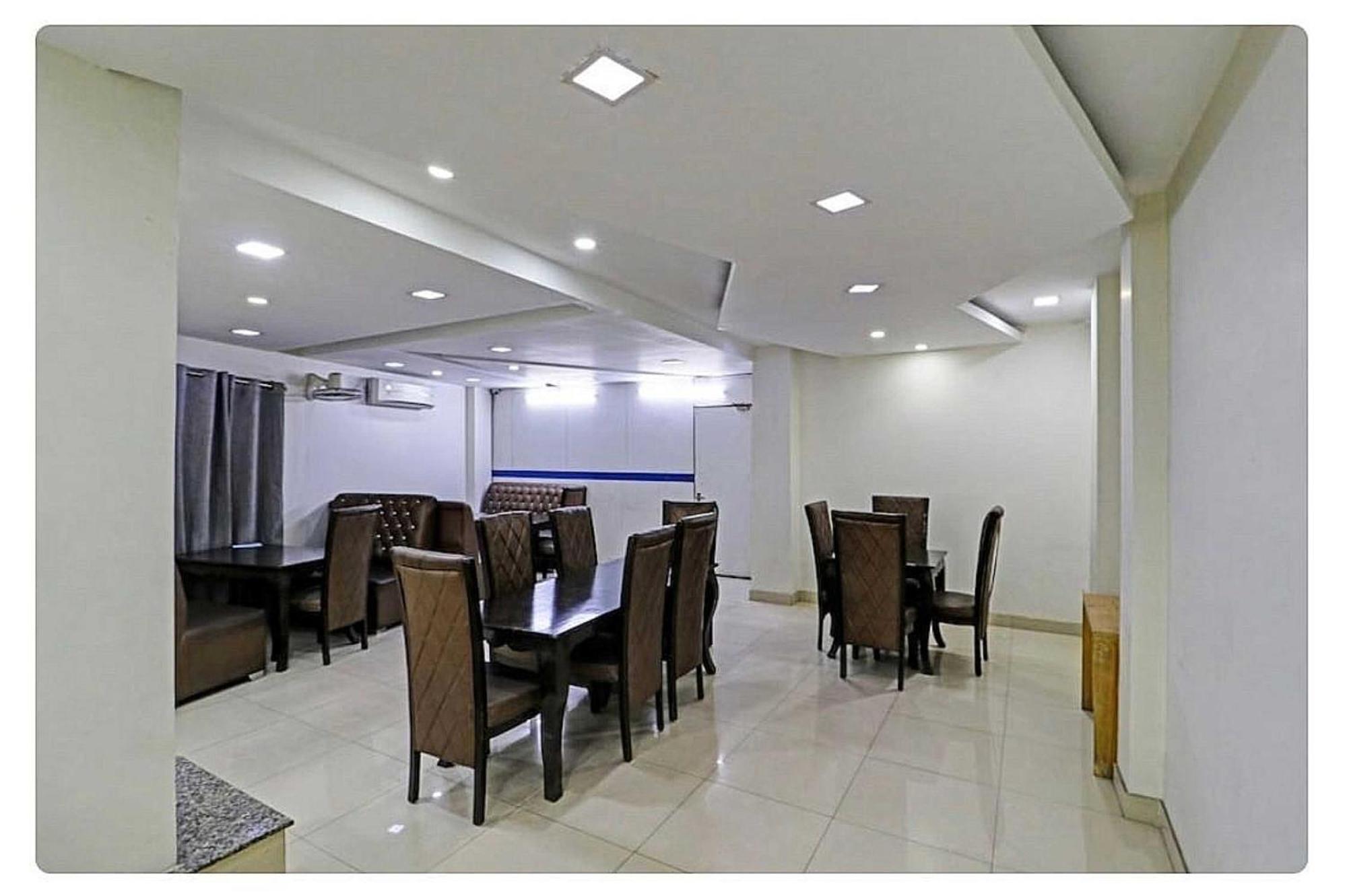 Super Hotel O Mahal New Delhi Bagian luar foto