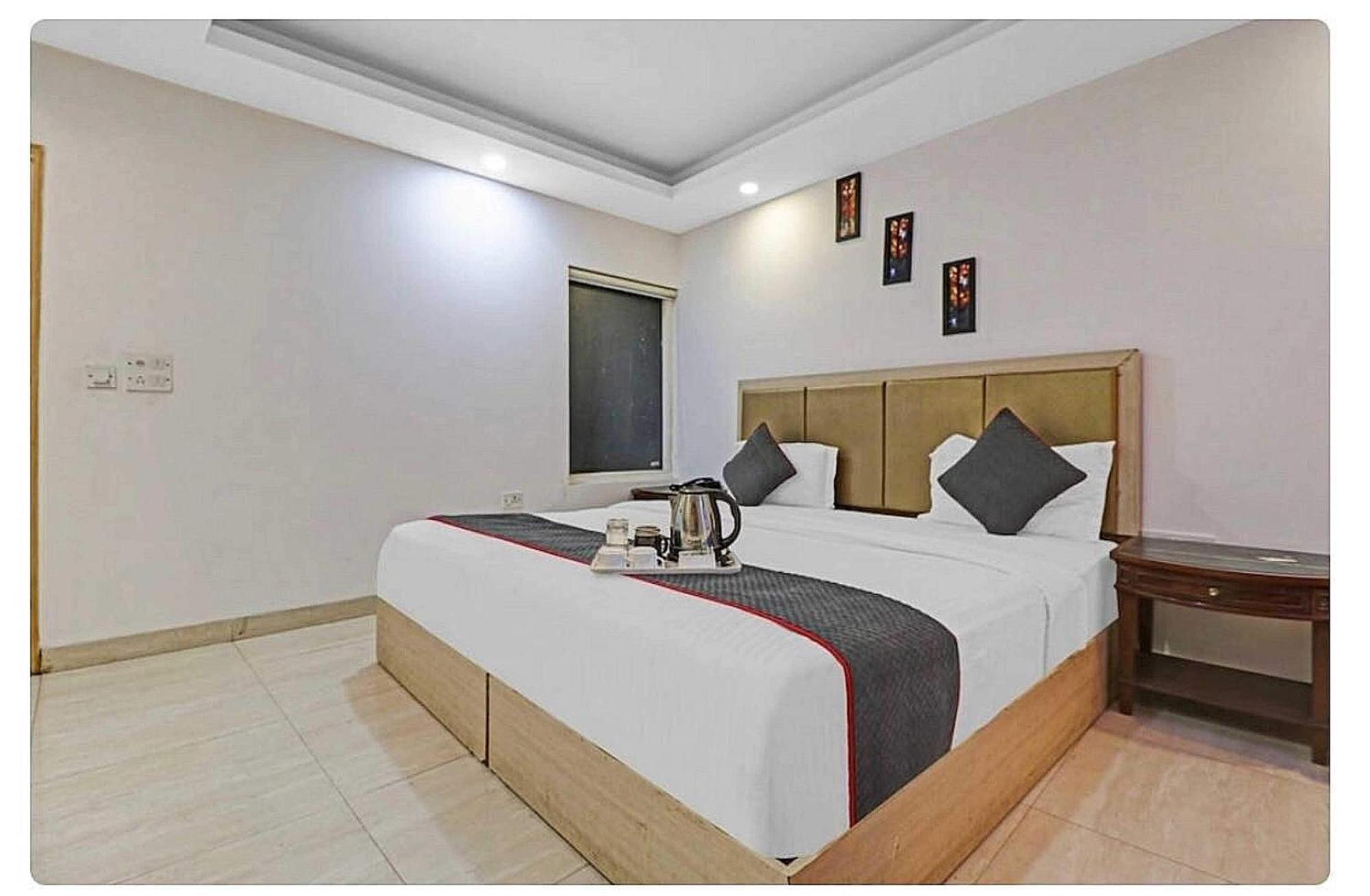 Super Hotel O Mahal New Delhi Bagian luar foto