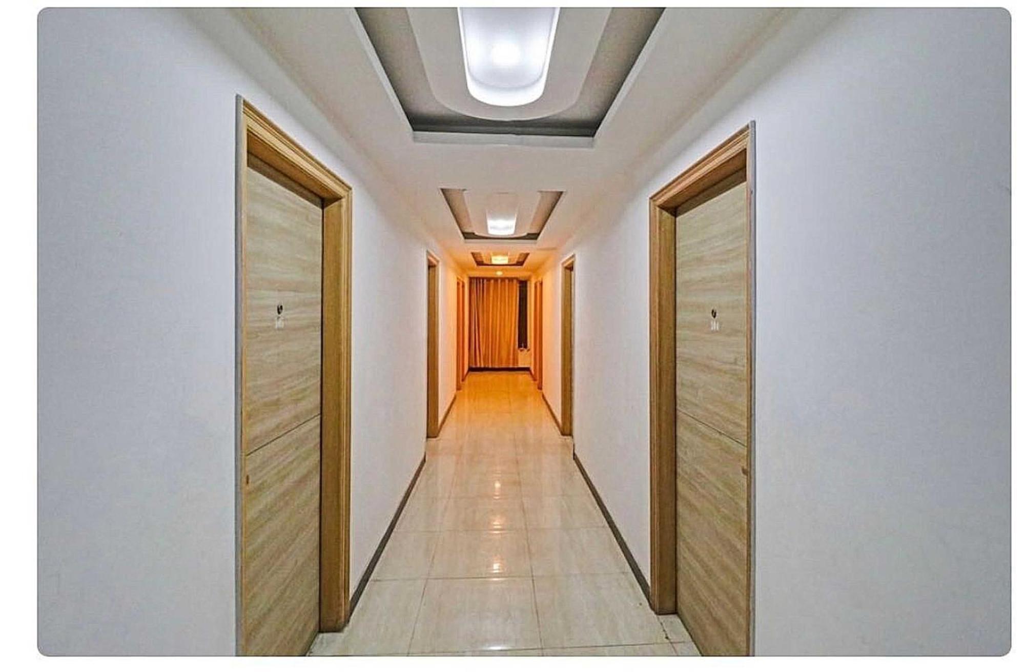 Super Hotel O Mahal New Delhi Bagian luar foto