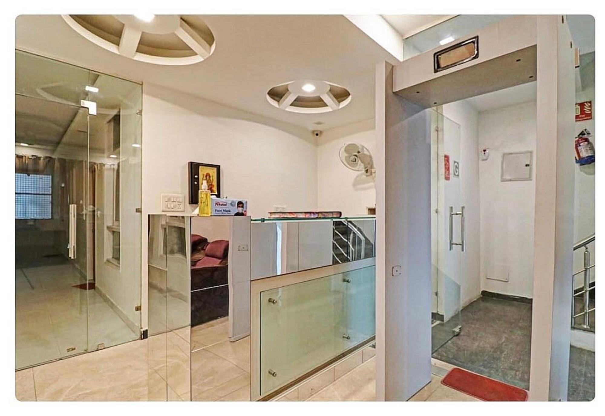 Super Hotel O Mahal New Delhi Bagian luar foto