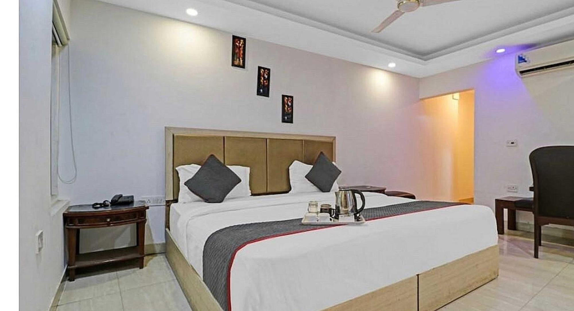 Super Hotel O Mahal New Delhi Bagian luar foto