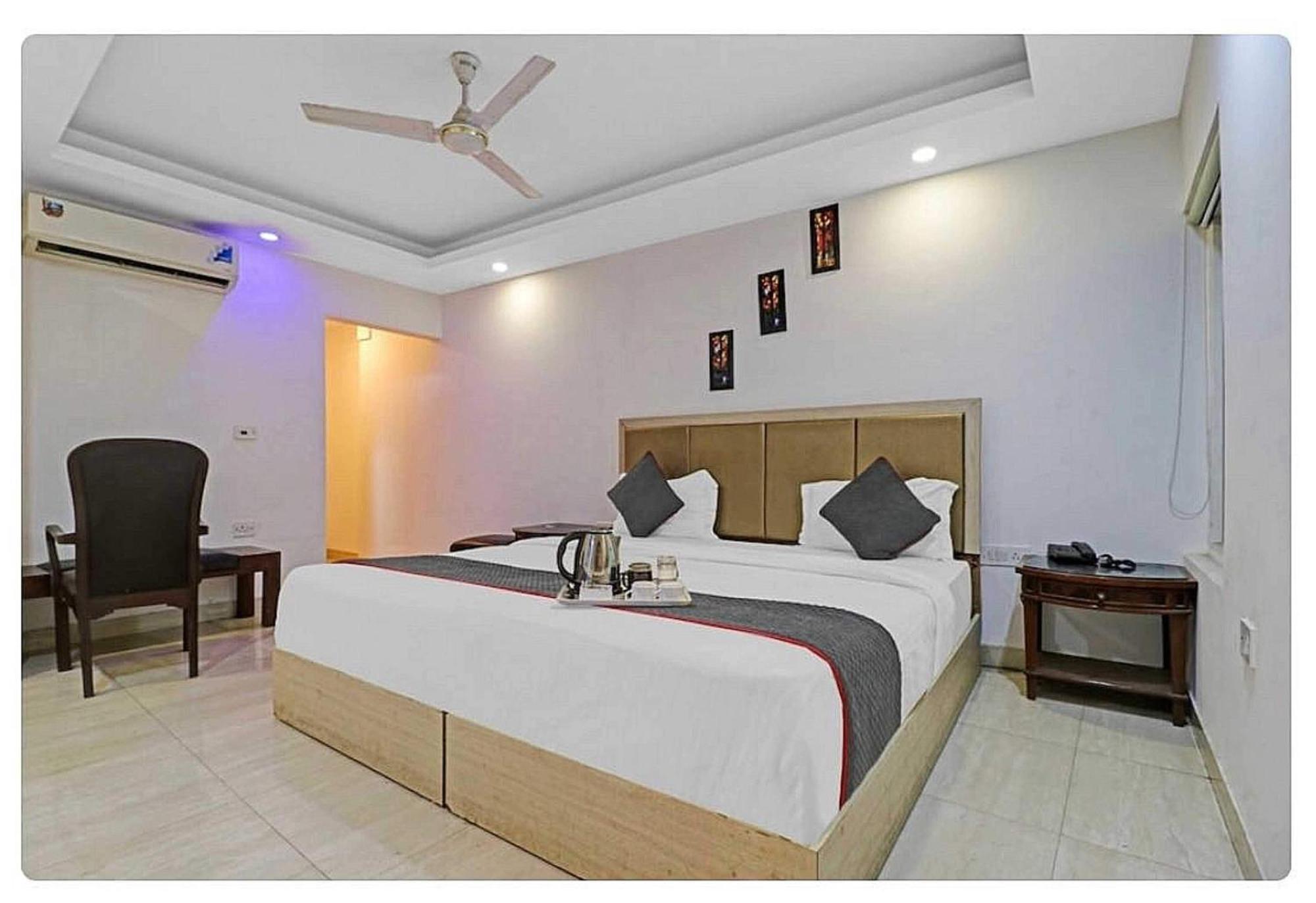 Super Hotel O Mahal New Delhi Bagian luar foto