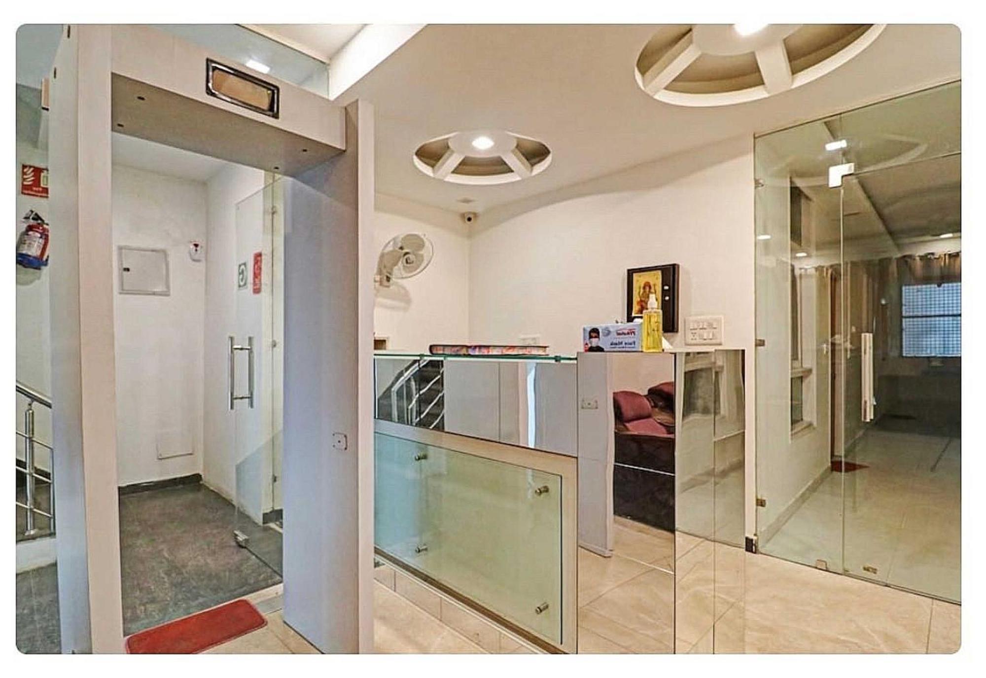 Super Hotel O Mahal New Delhi Bagian luar foto