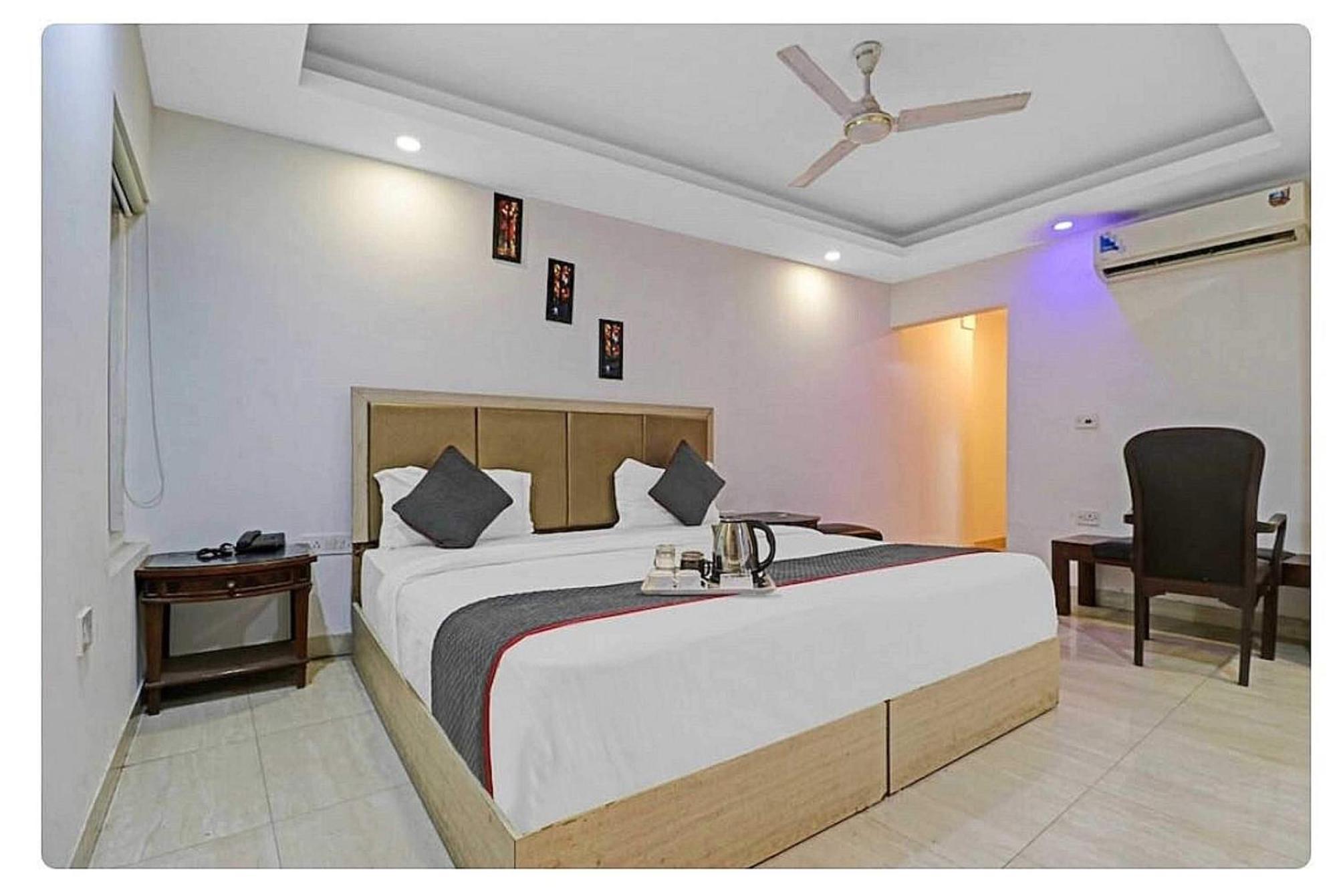 Super Hotel O Mahal New Delhi Bagian luar foto