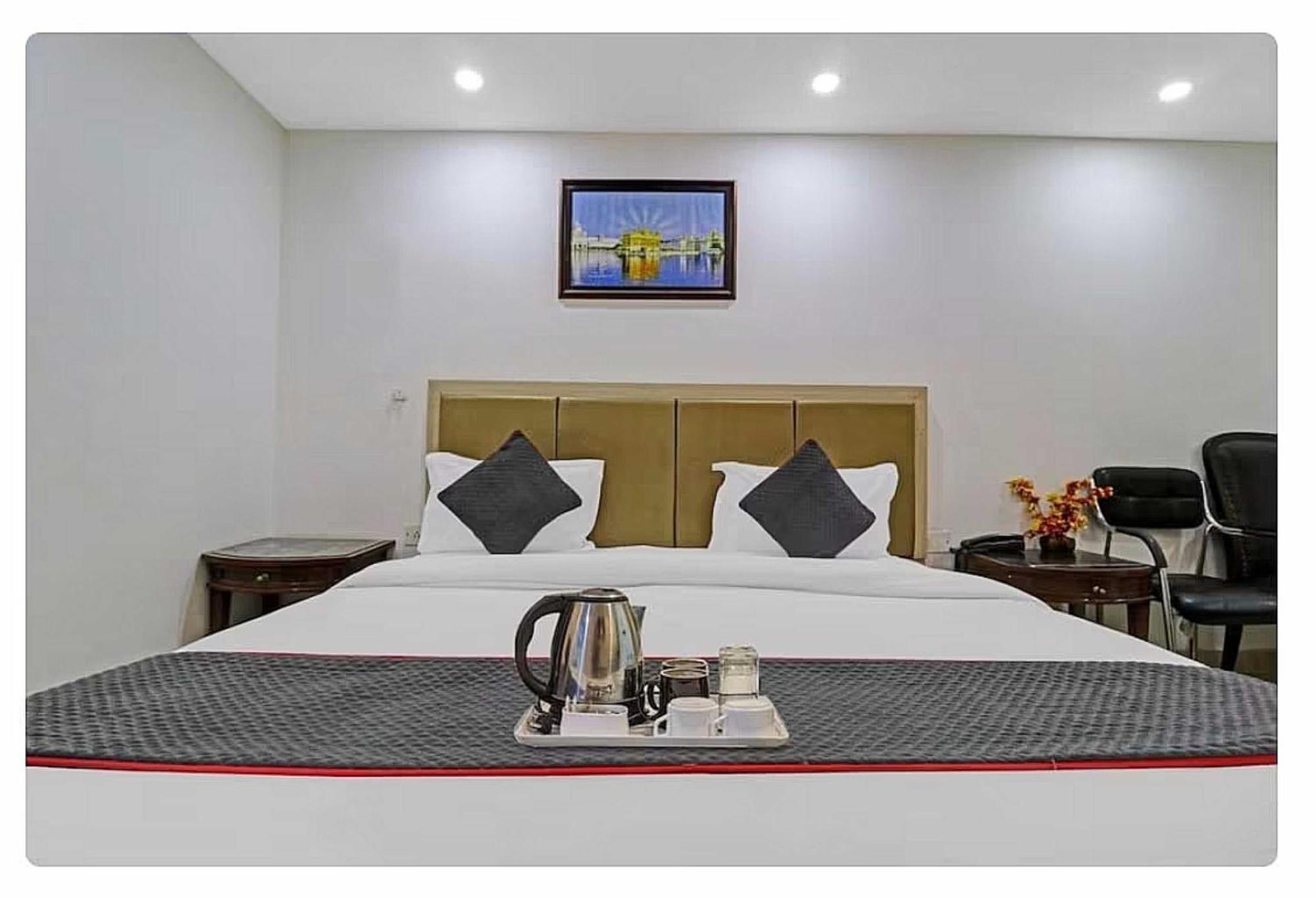 Super Hotel O Mahal New Delhi Bagian luar foto