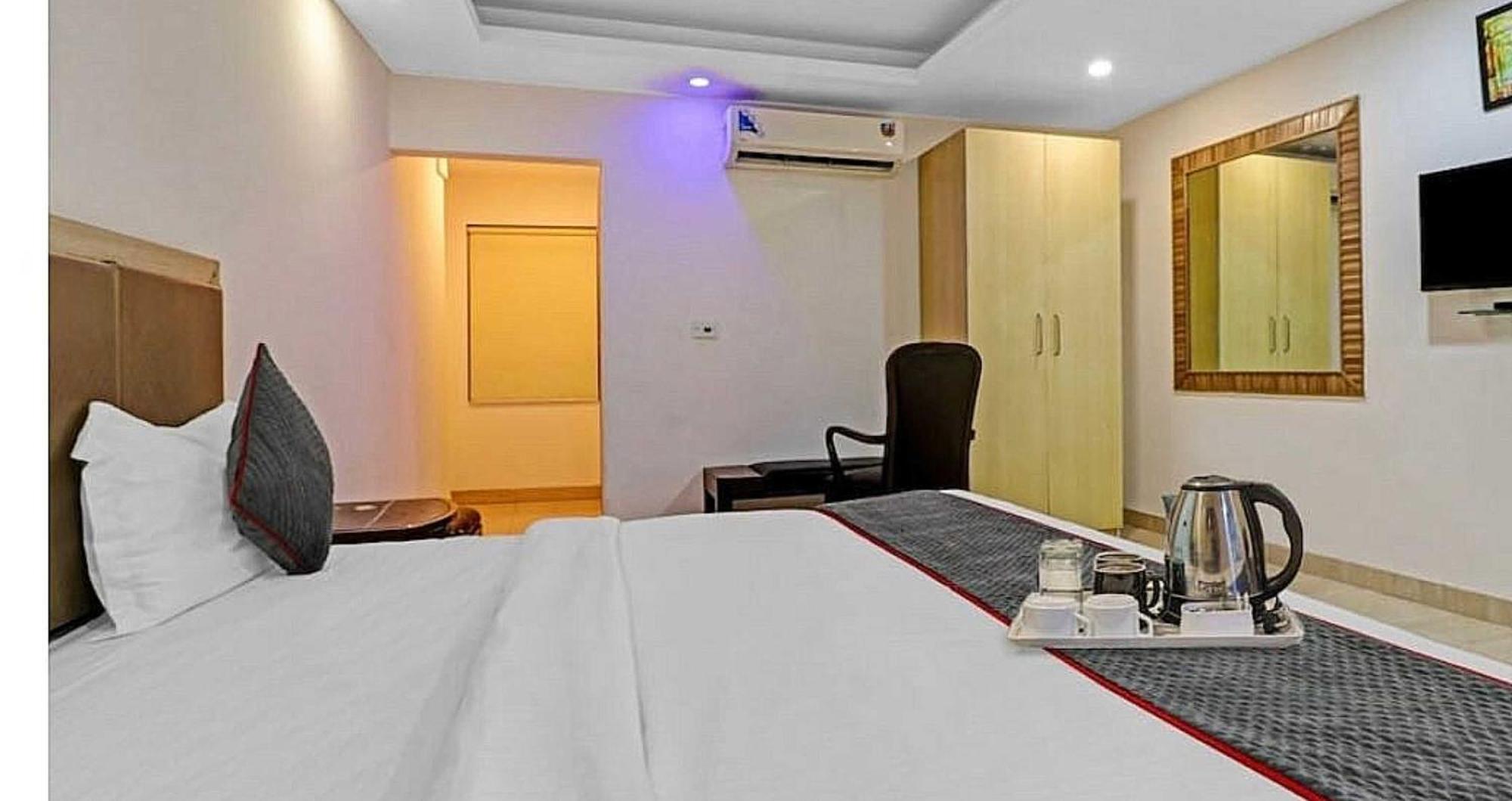 Super Hotel O Mahal New Delhi Bagian luar foto