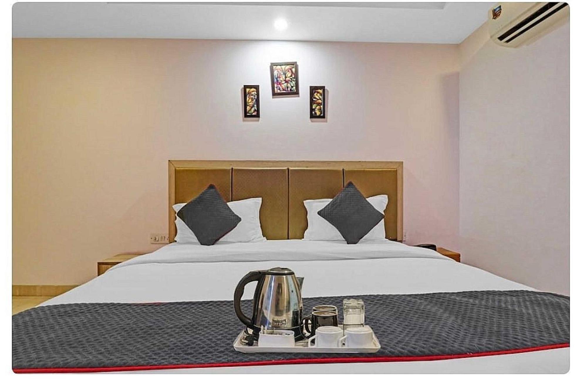 Super Hotel O Mahal New Delhi Bagian luar foto
