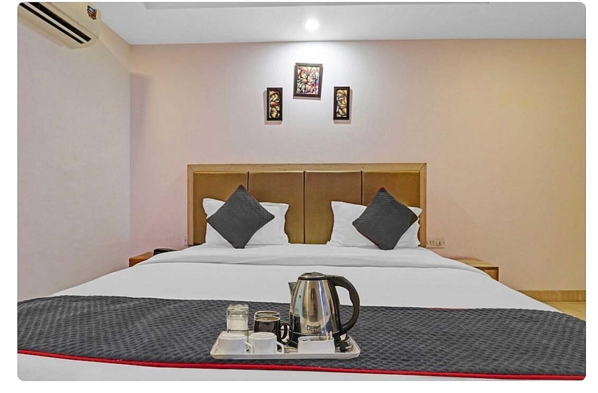 Super Hotel O Mahal New Delhi Bagian luar foto
