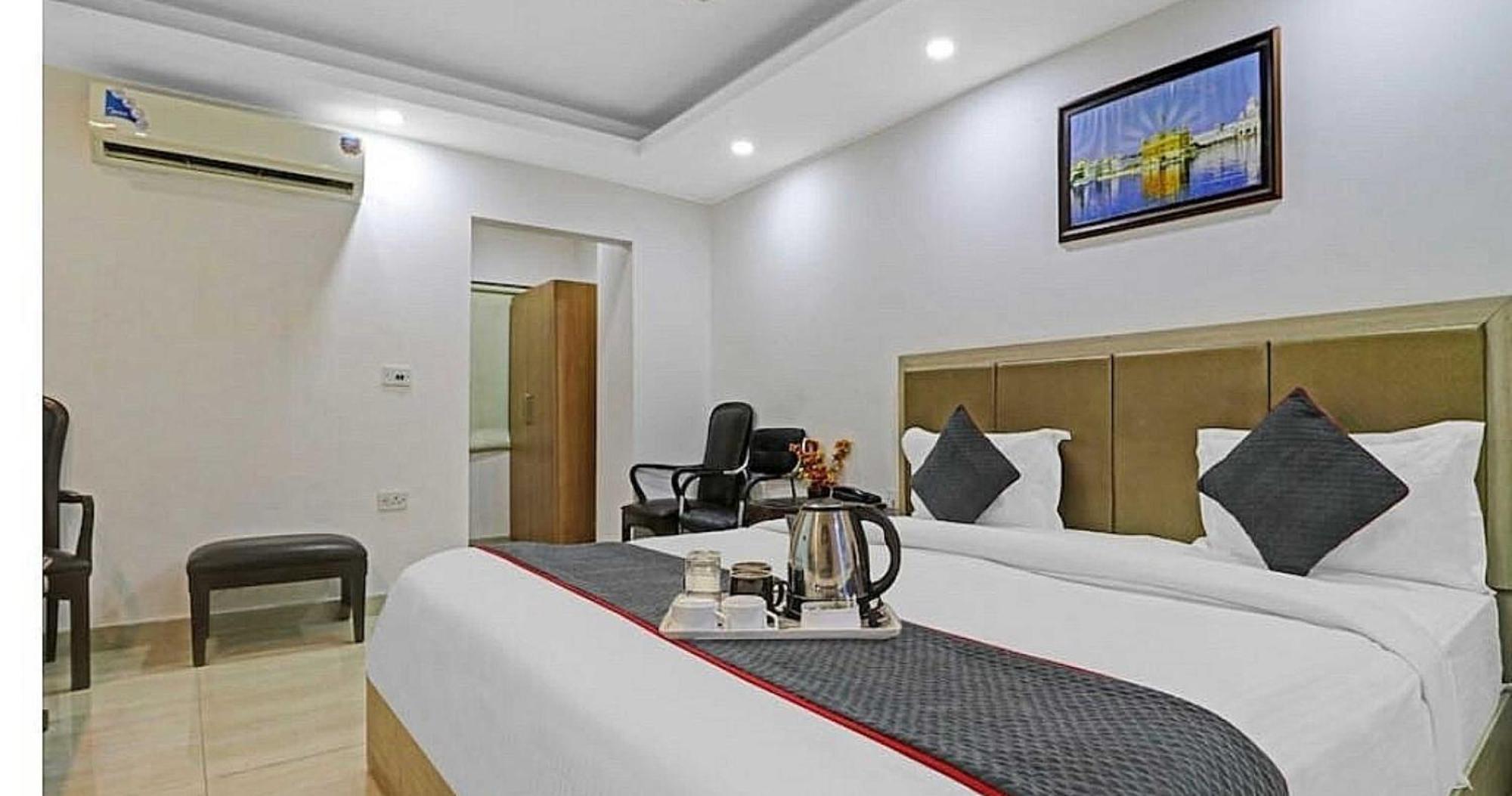 Super Hotel O Mahal New Delhi Bagian luar foto