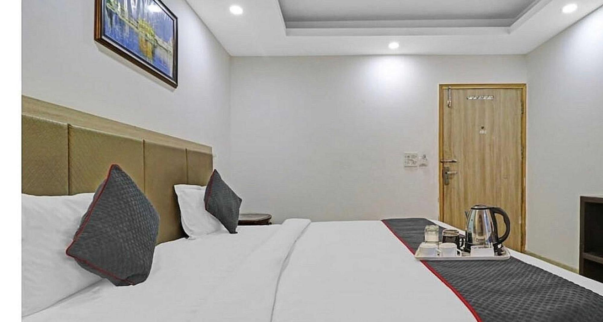 Super Hotel O Mahal New Delhi Bagian luar foto