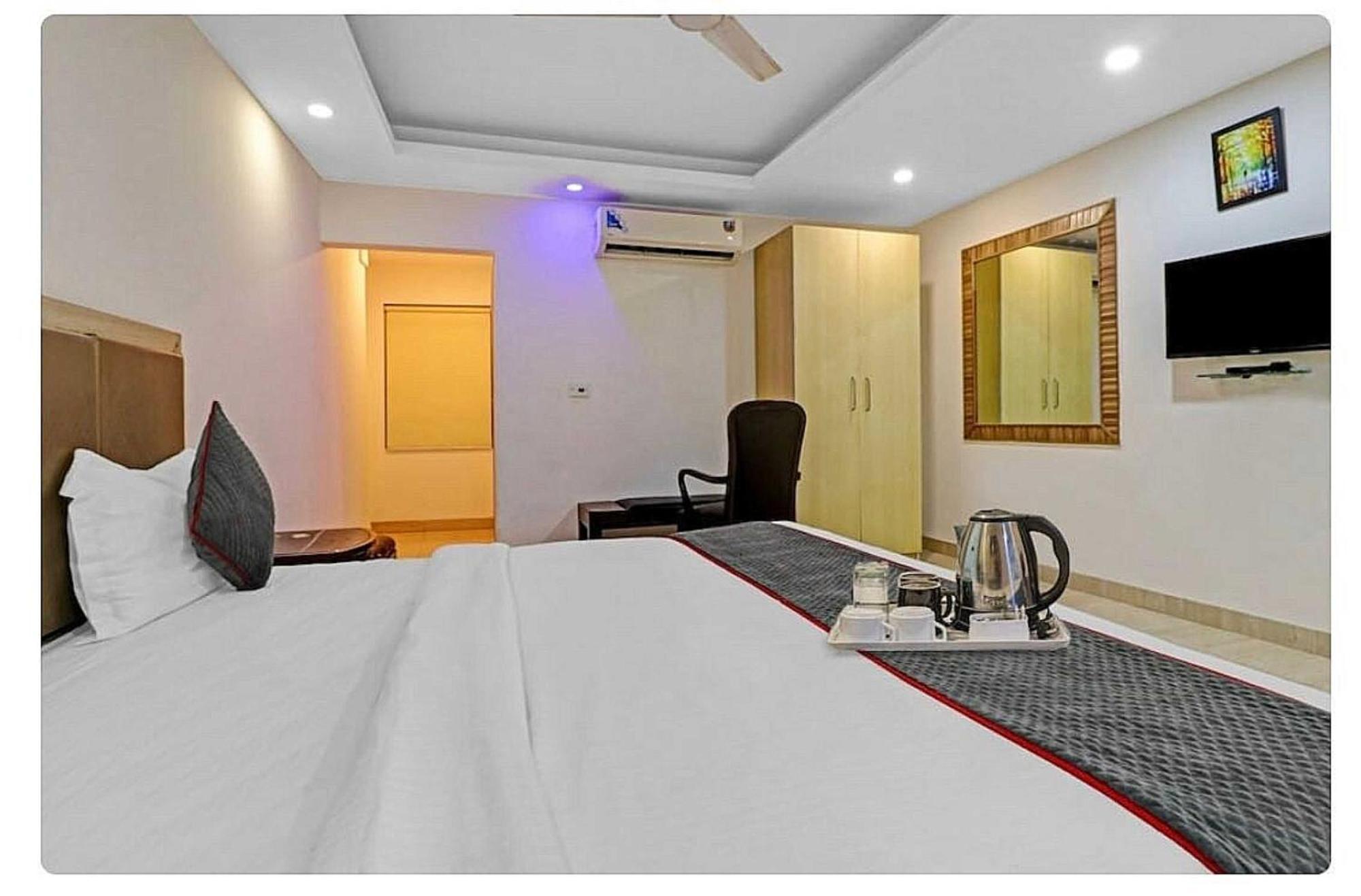 Super Hotel O Mahal New Delhi Bagian luar foto