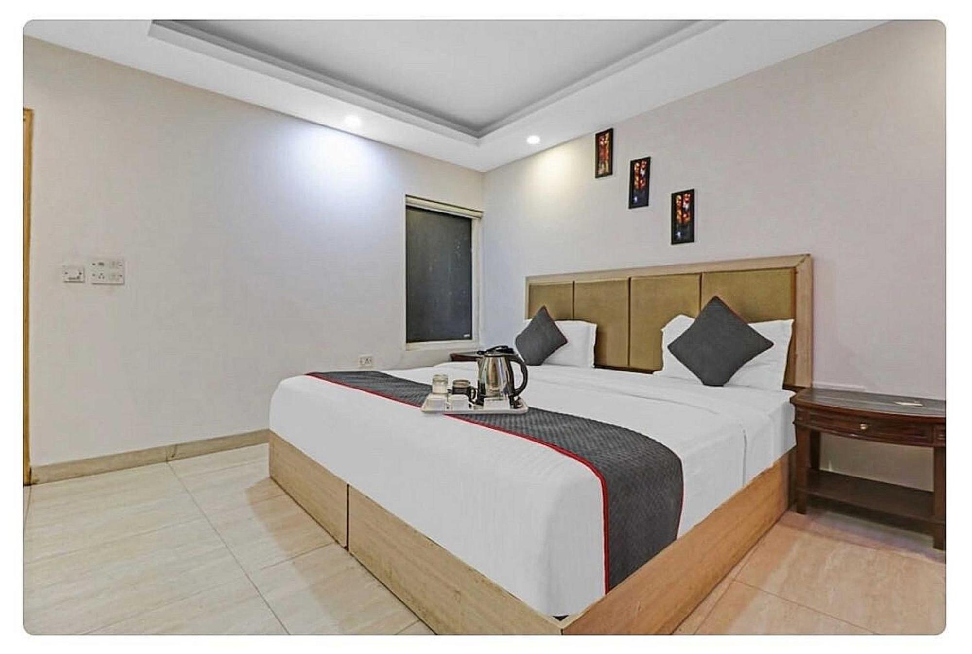 Super Hotel O Mahal New Delhi Bagian luar foto