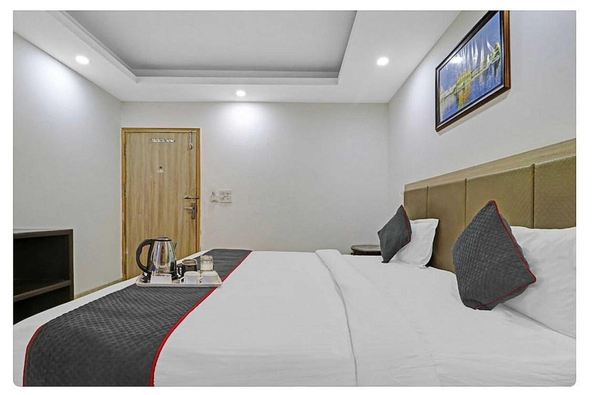 Super Hotel O Mahal New Delhi Bagian luar foto