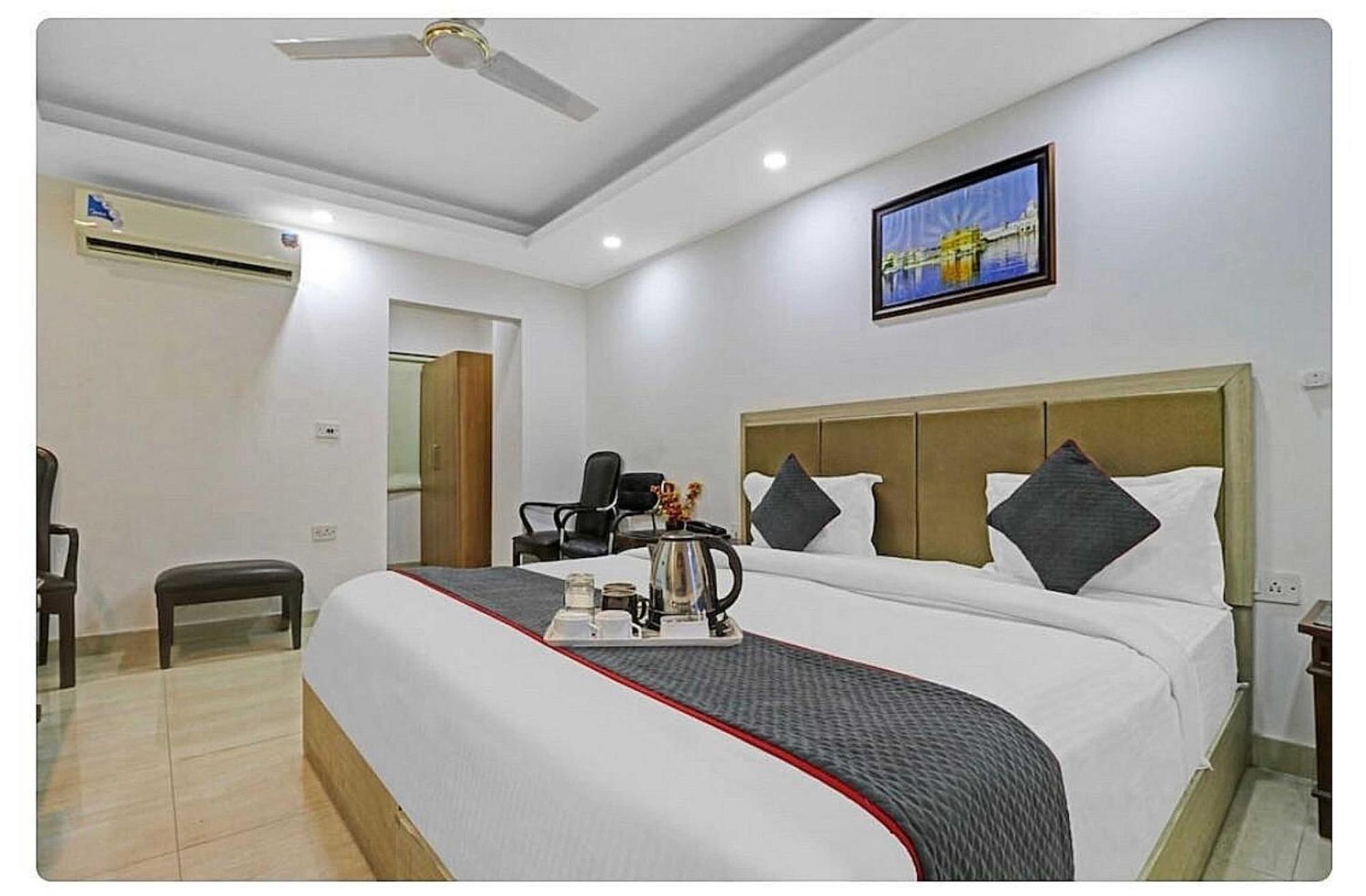 Super Hotel O Mahal New Delhi Bagian luar foto