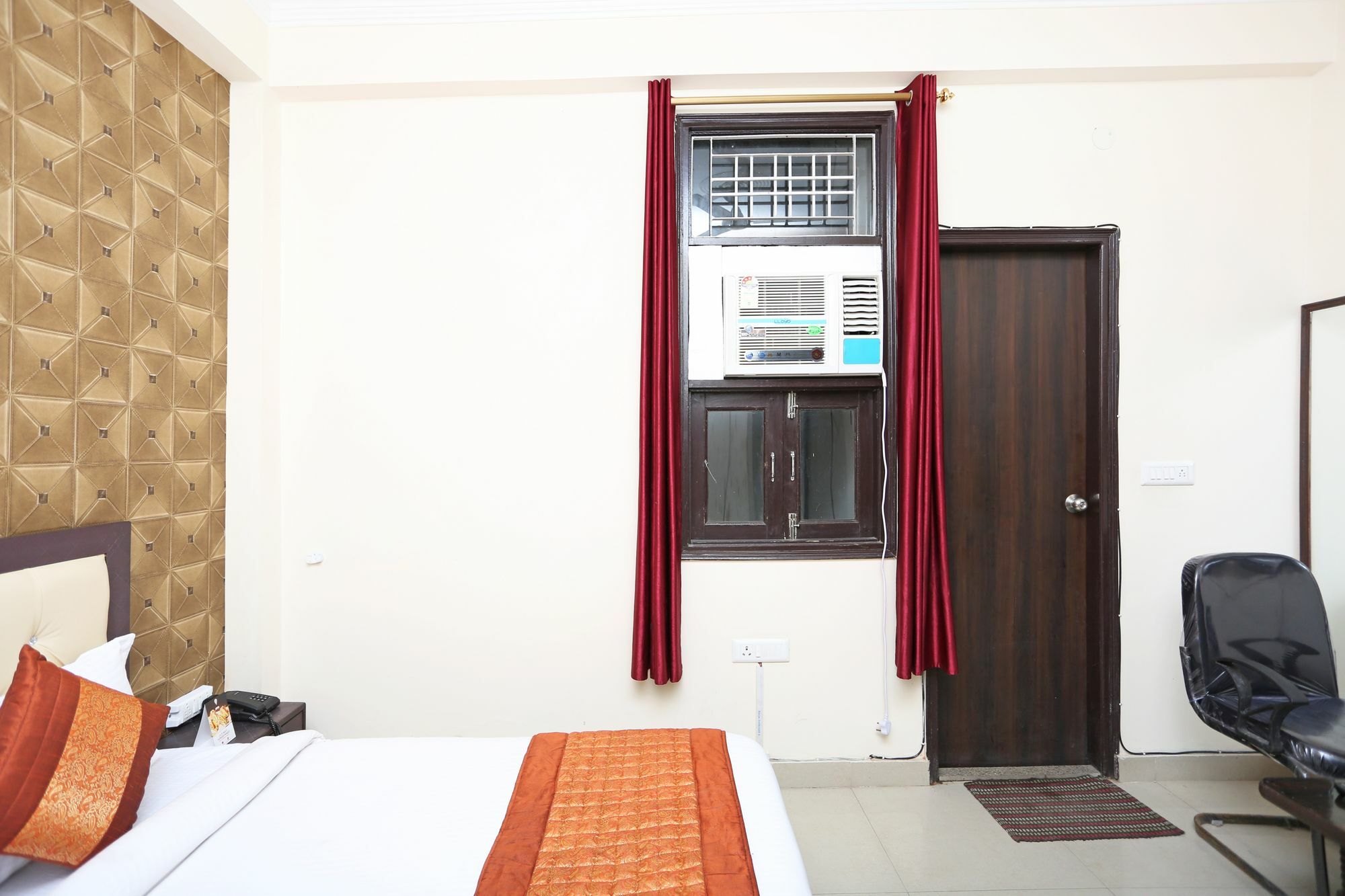 Super Hotel O Mahal New Delhi Bagian luar foto